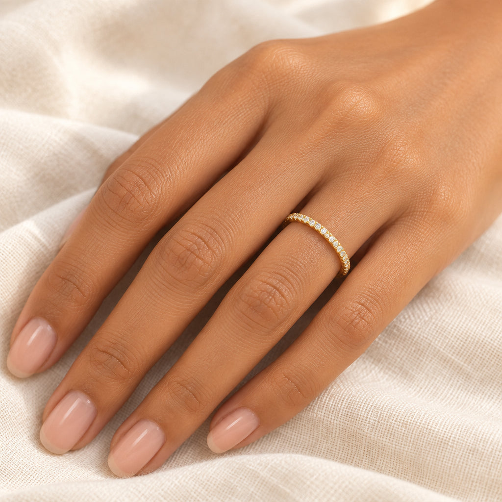 Setia ring worn on hand